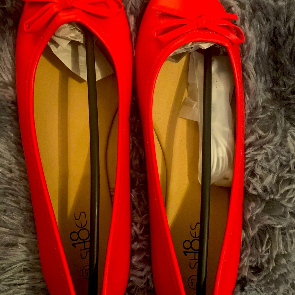 Women’s red flats
